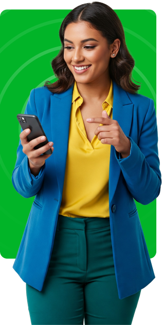 mulher sorridente apontando para o seu celular