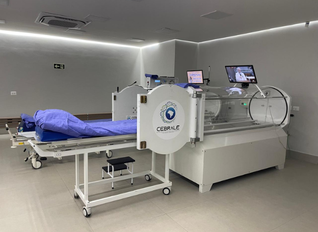médico examinando paciente com câmara hiperbárica