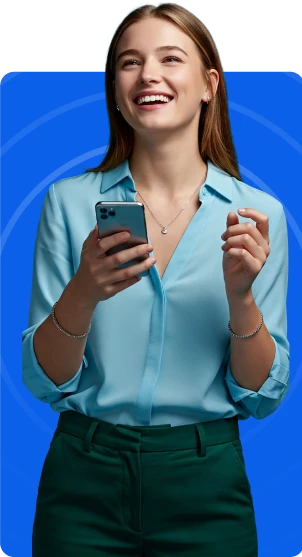 mulher sorridente apontando para o seu celular